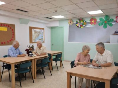 Residentes participando en actividades de estimulación cognitiva en residencia especializada en Alzheimer